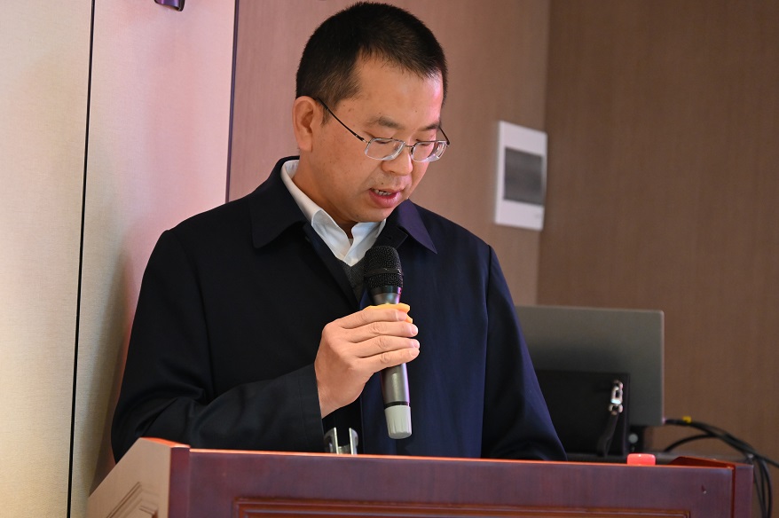 懷化水協(xié)會(huì )長(cháng)施少輝作工作報告.JPG